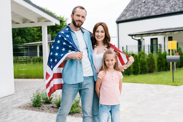 Lycklig Familj Stående Med Amerikanska Flaggan Nära Hus — Stockfoto