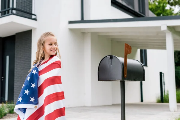 Happy Kid Standing American Flag Mail Box — Stock Photo, Image