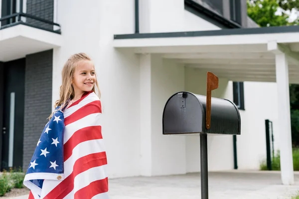 Niño Feliz Pie Con Bandera Americana Cerca Del Buzón Correo —  Fotos de Stock