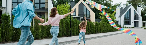 Panoramisk Skud Kid Kører Med Farverige Drage Nær Forældre Gaden - Stock-foto