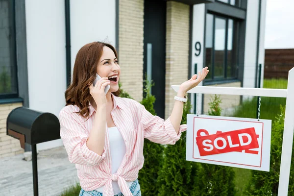 Happy Woman Gesturing While Talking Smartphone House — Stock Photo, Image