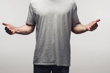 gri, insan duygu ve ifade kavramı izole başparmak gösteren gri gömlek li adamın kısmi görünümü