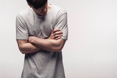 gri, insan duygu ve ifade kavramı izole çapraz kolları ile ayakta hoşnutsuz genç adam