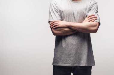 gri, insan duygu ve ifade kavramı izole çapraz kolları ile ayakta gri t-shirt adam kısmi görünümü