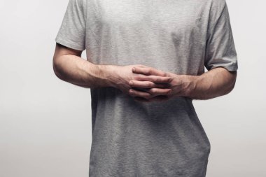 gri, insan duygu ve ifade kavramı izole sıkıştırılmış elleri tutan adam kısmi görünümü