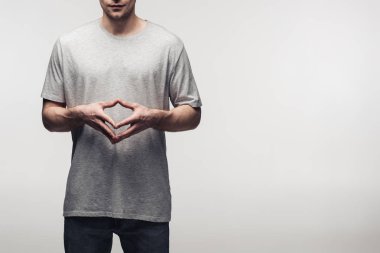 gri, insan duygu ve ifade kavramı izole vücut dili kullanırken çan kulesi jest gösteren gri t-shirt adam kısmi görünümü