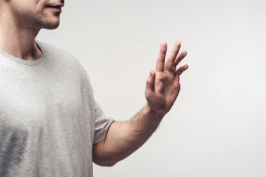 gri, insan duygu ve ifade kavramı izole el sallayarak gülümseyen adam kısmi görünümü