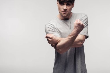 gri, insan duygu ve ifade kavramı izole kamera bakarken sinirli adam gesturing
