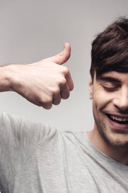 gri, insan duygu ve ifade kavramı izole başparmak gösteren neşeli adam