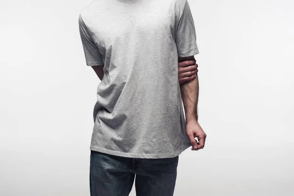 Visión Parcial Del Hombre Camiseta Gris Sosteniendo Mano Detrás Espalda — Foto de Stock