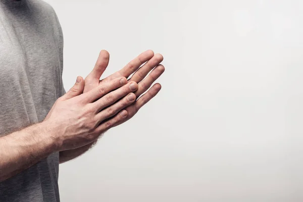 Частковий Погляд Людину Натирає Руки Ізольовані Сірому Людських Емоціях Концепції — стокове фото