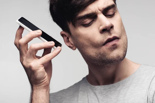 Descontento Hombre Serio Utilizando Teléfono Inteligente Aislado Gris — Foto de Stock