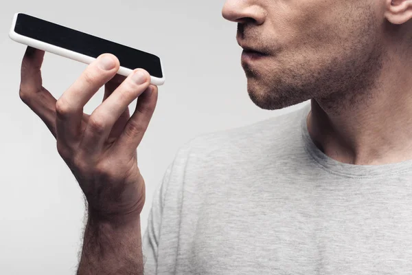 Vue Recadrée Homme Irrité Utilisant Smartphone Isolé Sur Gris — Photo