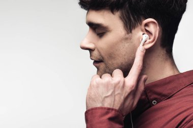 kapalı gözlü pensive adam gri izole kulaklıkmüzik dinlerken