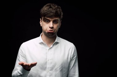 üzgün, sarhoş işadamı el ile gesturing ve grimacing siyah izole 