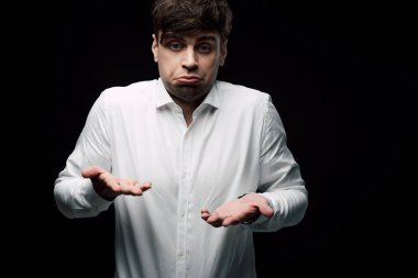 siyah, insani duygu ve ifade kavramı izole kamera da sarhoş, üzgün işadamı gesturing ve grimacing