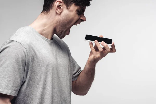 Homem Agressivo Gritando Smartphone Isolado Cinza — Fotografia de Stock