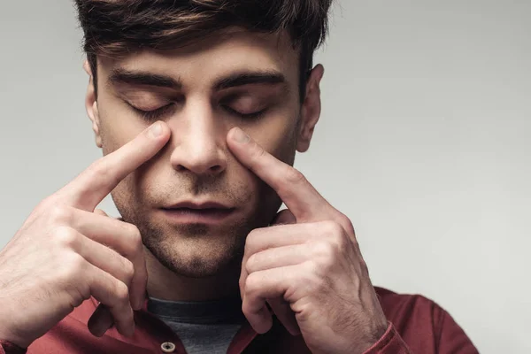 Cego Apontando Para Olhos Fechados Isolado Cinza Emoção Humana Conceito — Fotografia de Stock