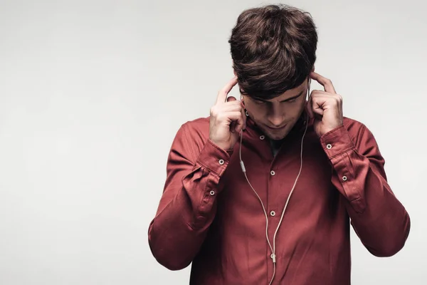 Joven Escuchando Música Auriculares Con Cabeza Inclinada Aislada Gris — Foto de Stock