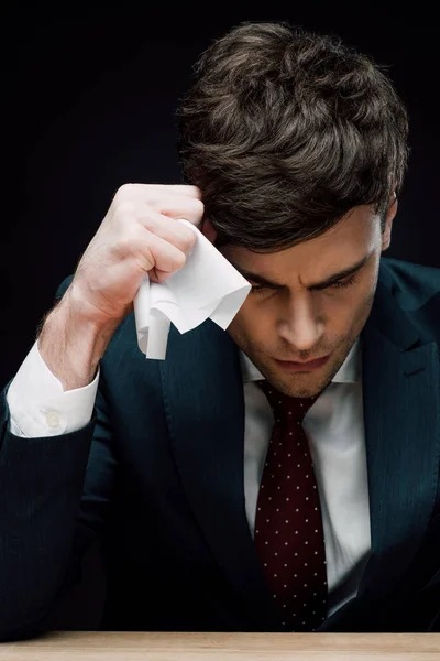 Virado Empresário Segurando Papel Enrugado Perto Cabeça Curvada Isolado Preto — Fotografia de Stock