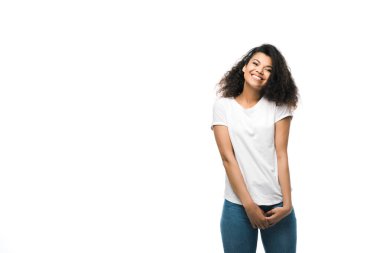 beyaz t-shirt beyaz izole ayakta neşeli afrikalı-amerikalı kız 
