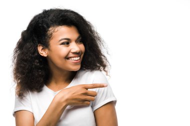 beyaz t-shirt mutlu afrikalı amerikalı kız parmak beyaz izole ile işaret 