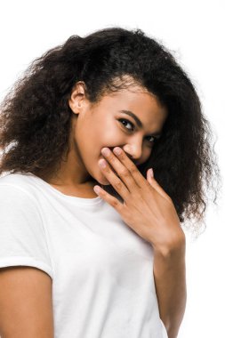 afro-amerikan kız el ile yüz kapsayan ve beyaz izole kamera bakıyor 