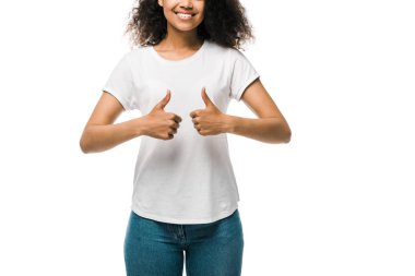 beyaz izole başparmak gösteren mutlu afrikalı amerikalı kız kırpılmış görünümü 