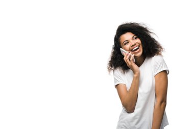 beyaz izole akıllı telefonda konuşurken gülümseyen afrikalı amerikalı kız 