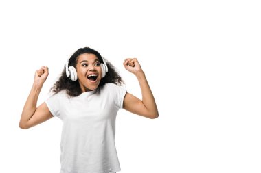 kulaklıklı afro-amerikan kız müzik dinleyerek ve beyaz izole gesturing 