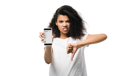 Kiev, Ukrayna - 29 Mayıs 2019: ekranda apple müzik ile akıllı telefon tutan ve beyaz izole aşağı başparmak gösteren hoşnutsuz Afrikalı Amerikalı kız 
