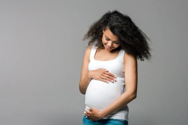 mutlu hamile afro-amerikan kız gri göbek dokunmadan 