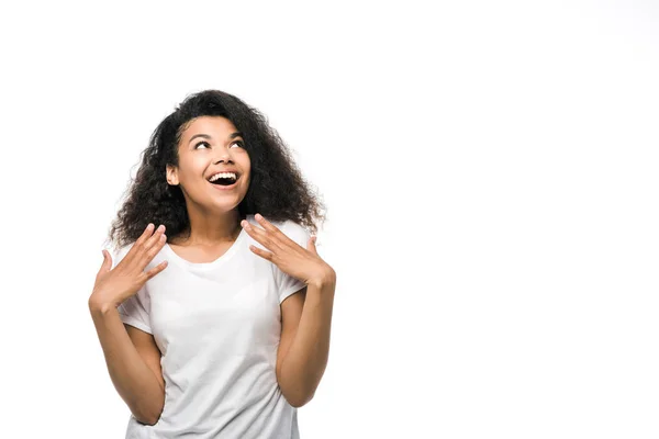 Mujer Afroamericana Positiva Camiseta Blanca Pie Aislada Blanco —  Fotos de Stock