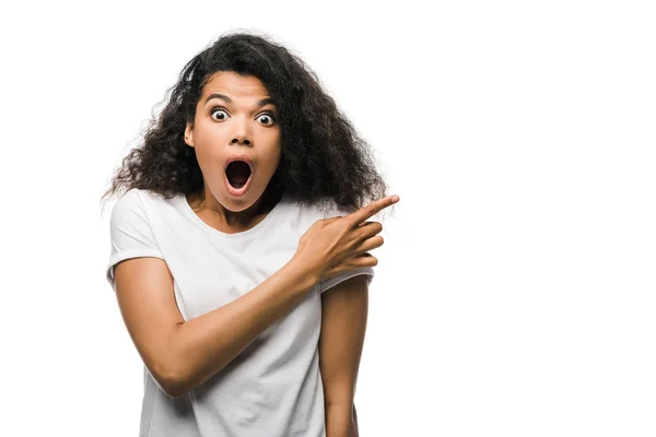 Chocado Encaracolado Afro Americano Mulher Apontando Com Dedo Isolado Branco — Fotografia de Stock