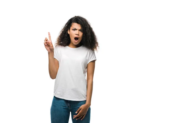 Emotionele Krullend Afro Amerikaanse Vrouw Wijzend Met Vinger Geïsoleerd Wit — Stockfoto