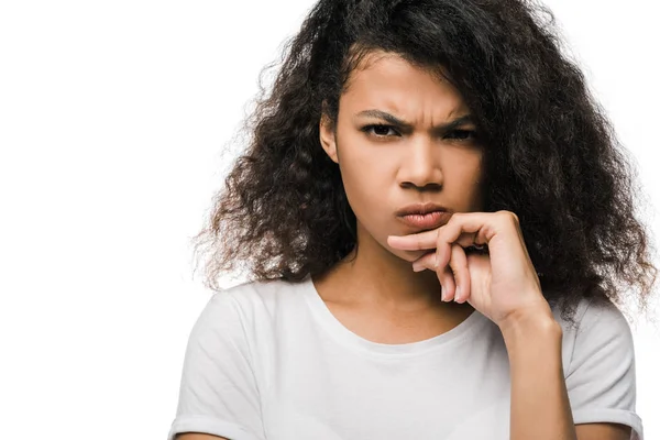 Chateado Encaracolado Afro Americano Mulher Tocando Rosto Isolado Branco — Fotografia de Stock