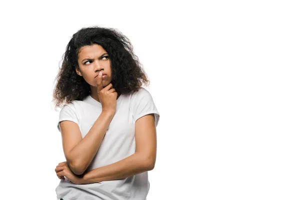 Mulher Afro Americana Pensiva Tocando Rosto Enquanto Pensava Isolado Branco — Fotografia de Stock