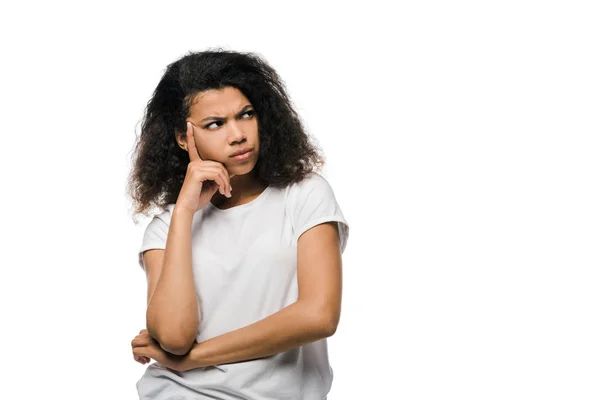 Mulher Afro Americana Pensiva Tocando Templo Enquanto Pensava Isolado Branco — Fotografia de Stock