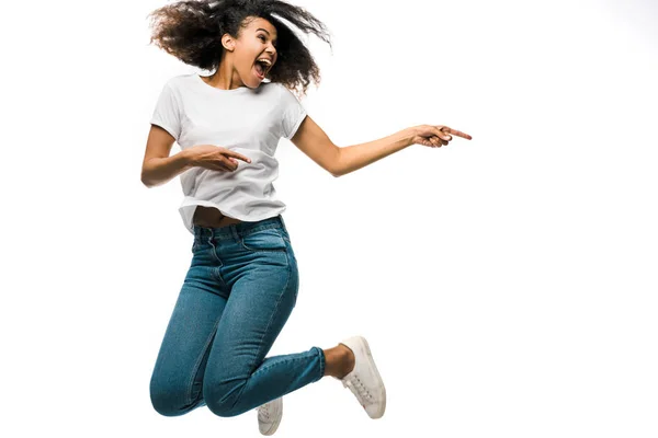 Веселий Афроамериканець Жінка Вказуючи Пальцями Стрибки Ізольовані Білому — стокове фото