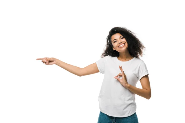 Щаслива Афроамериканська Жінка Вказує Пальцем Показуючи Знак Ізольовано Білому — стокове фото