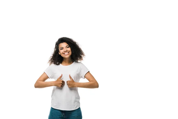 白で孤立した親指を示す幸せなアフリカ系アメリカ人の女の子 — ストック写真