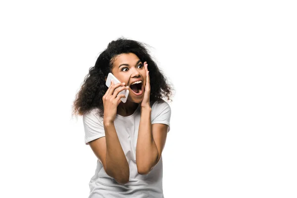 Ενθουσιασμένη Αφρικανική Αμερικάνικη Κοπέλα Που Μιλάει Στο Smartphone Απομονώνεται Λευκό — Φωτογραφία Αρχείου