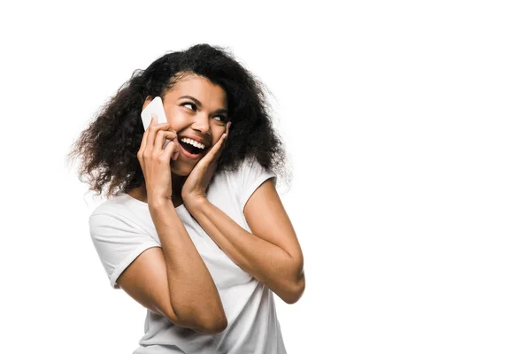 Menina Americana Africana Alegre Falando Smartphone Isolado Branco — Fotografia de Stock