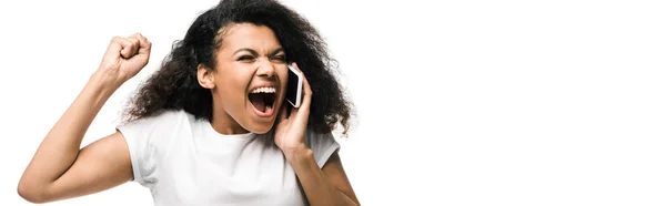 Tiro Panorâmico Menina Americana Africana Feliz Falando Smartphone Celebrando Isolado — Fotografia de Stock