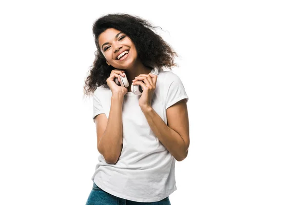 Feliz Afroamericano Chica Sosteniendo Auriculares Mientras Mira Cámara Aislada Blanco —  Fotos de Stock