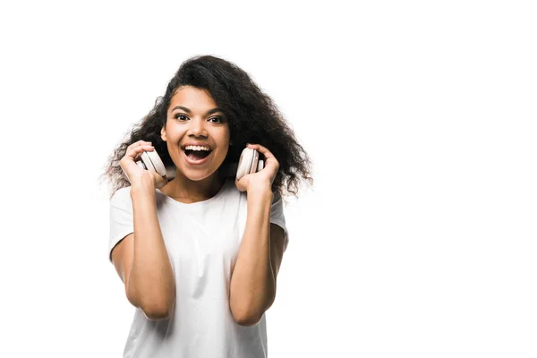 Chica Afroamericana Bastante Sosteniendo Auriculares Mientras Mira Cámara Aislada Blanco — Foto de Stock