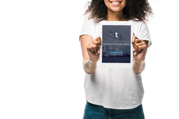 乌克兰 2019年5月29日 快乐的非洲裔美国女孩拿着数字平板电脑与Tumblr应用程序在屏幕上隔离在白色裁剪视图 — 图库照片