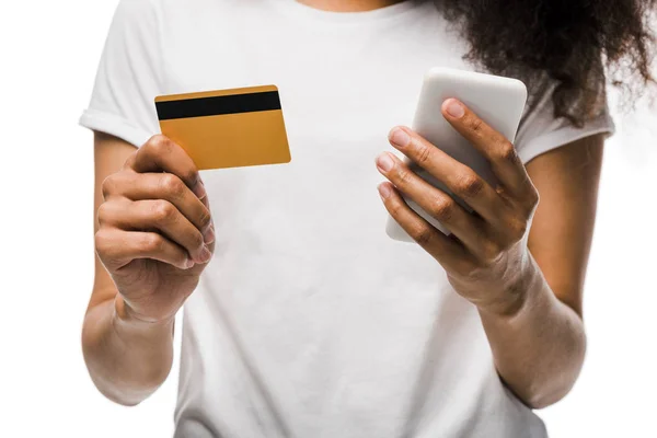 Vista Recortada Mujer Afroamericana Sosteniendo Tarjeta Crédito Cerca Teléfono Inteligente —  Fotos de Stock