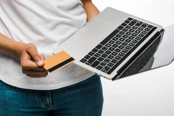 Beskuren Syn Afrikansk Amerikanen Kvinna Hållande Kreditkort Nära Laptop Isolerad — Stockfoto