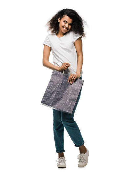 白で孤立したまま買い物袋を持つ幸せなアフリカ系アメリカ人の女の子 — ストック写真